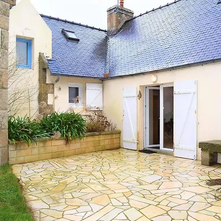 Maison Bretonne Avec Jolie Cour Fermee Et Fleurie Avec Wifi A - Ref 679 Villa