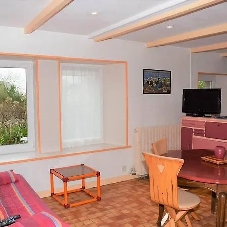 Maison Bretonne Avec Jolie Cour Fermee Et Fleurie Avec Wifi A - Ref 679