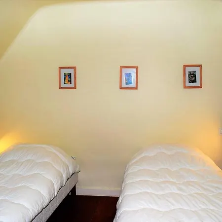 Maison Bretonne Avec Jolie Cour Fermee Et Fleurie Avec Wifi A - Ref 679